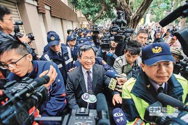 蔡当局三层警力隔绝抗议民众 遭酸：是要政变了吗？