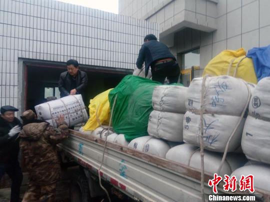 救援物资已抵达灾区。　徐承秀 摄