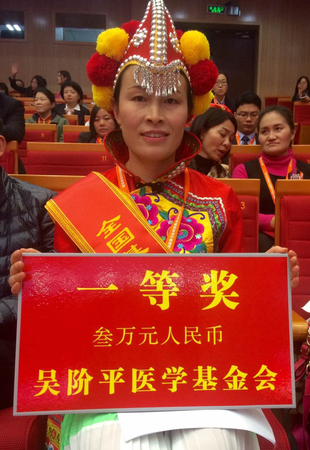 六、获得社区团队一等奖的周艳琼来自云南省楚雄州禄丰县罗次中心卫生院。她激动地表示：国家举办这次活动很有意义，是对我们基层医护人员工作规范的一次大练兵、大检验。回去后一定要加强学习，练好技术，立足基层，真真正正地为老百姓做好健康守护人！  人民政协网记者  张春莉  摄