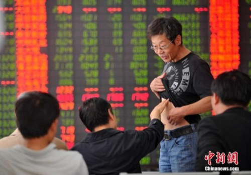 资料图：国内某券商散户大厅的股民们。