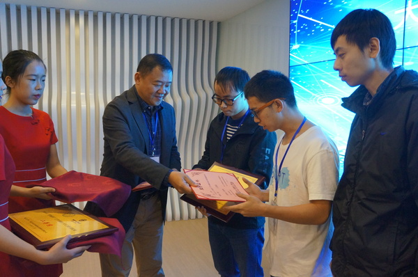 颁奖仪式上，主办方领导为获奖选手颁奖。（记者 照宁摄）5