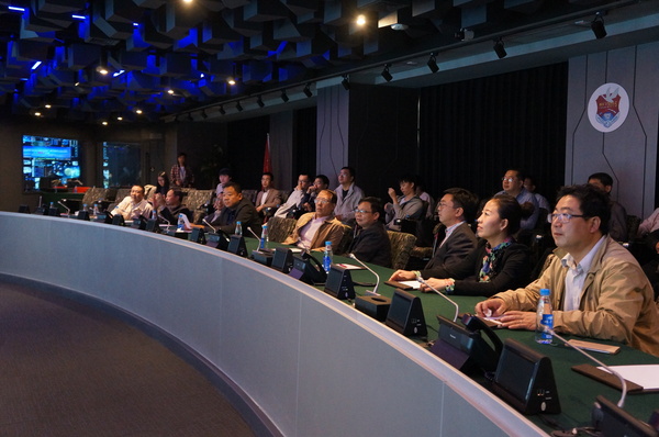 本次精英邀请赛主办方领导及特邀嘉宾在观摩区观看比赛。（记者 照宁摄）2