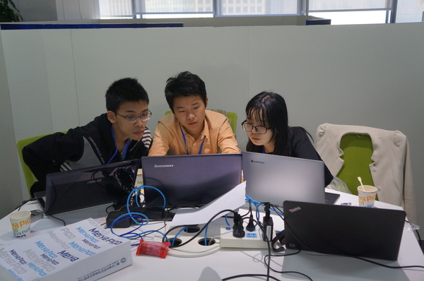 各“战队”选手在比赛现场紧张而激烈地“攻关”。（记者 照宁摄）1