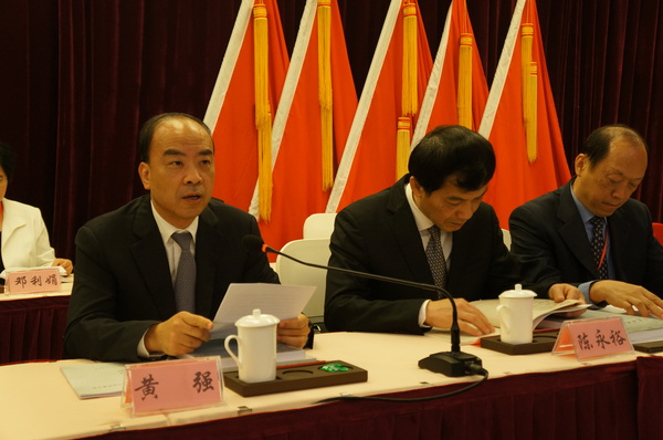 厦门市委常委、常务副市长黄强（左一）致辞。（记者 照宁摄）2