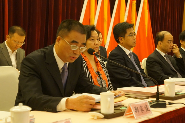 民进福建省委专职副主委郑家建（左一）讲话。（记者 照宁摄）3