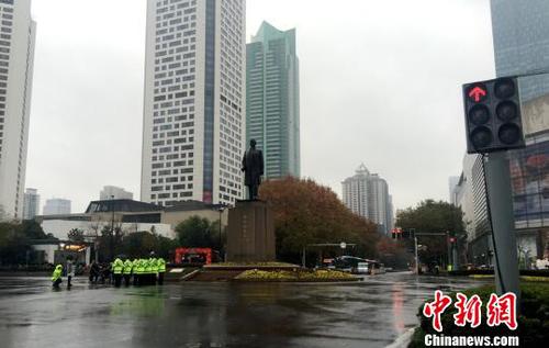 新街口是南京的市中心，现场所有交通信号灯都已变成红灯，往日熙攘热闹的新街口变得静止。车辆缓缓停住，司机自发按响喇叭，主动的鸣笛志哀1分钟；行色匆匆的路人也停下脚步在寒风中低头默哀。　盛捷 摄