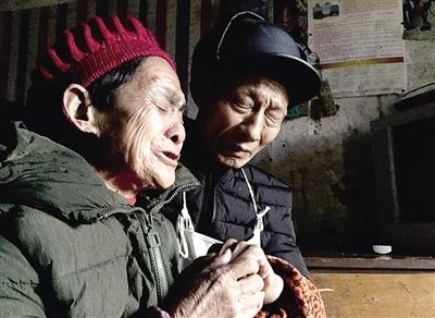 被小土狗咬后半年8岁女孩倩倩去世了