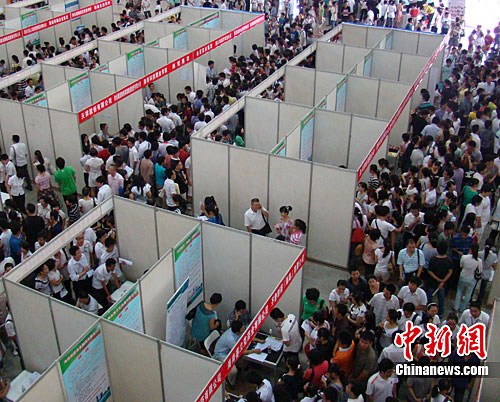 图为招聘会现场人山人海的求职者。<a target='_blank' href='http://www.chinanews.com/'>中新社</a>发 付美斌 摄