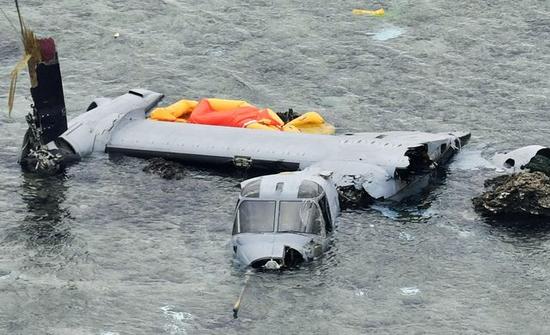 美军运输机冲绳坠毁断成数截 日本多地民众抗议