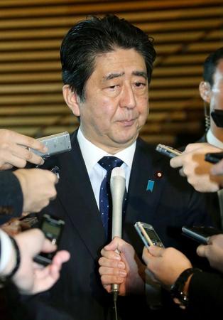 日本首相安倍晋三在东京官邸接受采访。（新华/法新）