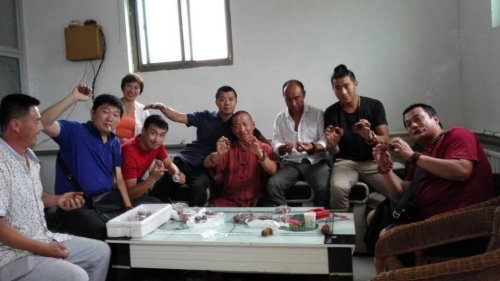 和喜欢文玩的朋友在一起。