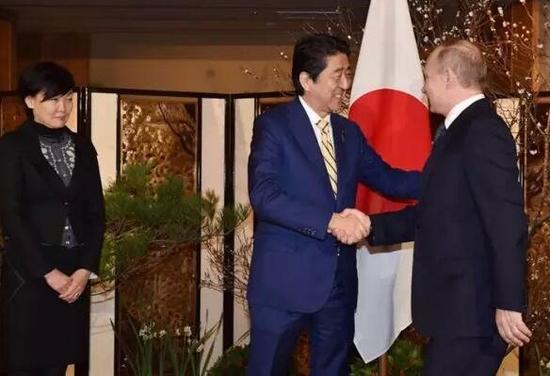 安倍和夫人在温泉酒店迎接普京