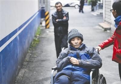 男子5年后回家父亲消失 房子被“干女儿”占据