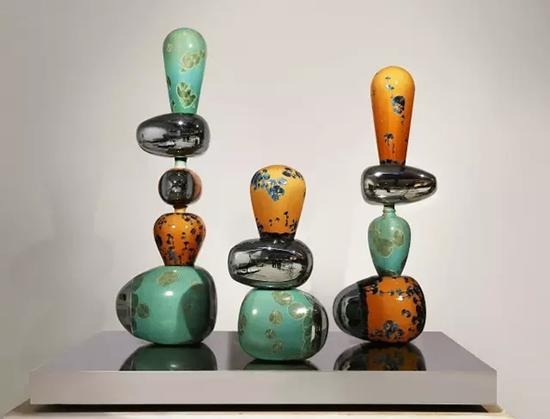 鸿韦 平衡的寓言 #6 瓷土、不锈钢 2016年 图片：艺术家