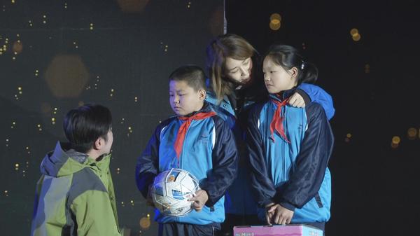 两名贫困山区留守儿童