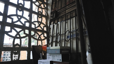 12月12日，乐贵建家铁门上布满灰尘。