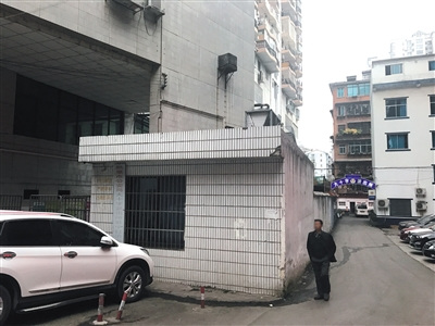 　12月13日，被杀的安某所在派出所，与乐贵建单位一墙之隔。