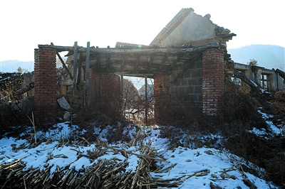 12月16日，岫岩县兴隆镇于家堡子，村里靠近河道的这一院子瓦房还保留着被洪灾损毁后的样子。新京报记者 吴江 摄