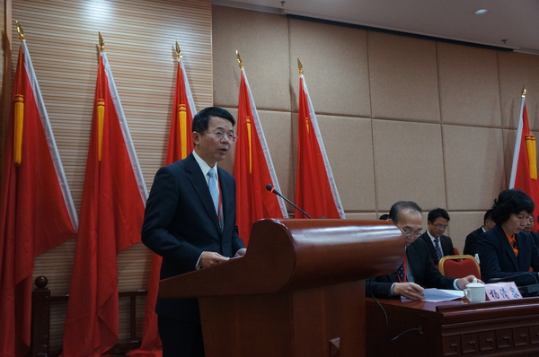 大会主席团主席、民建厦门市委主委黄世忠作工作报告。（记者 照宁摄）4