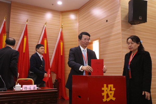 大会通过无记名投票等额选举方式，产生新一届民建厦门市委员会委员39人。（记者 照宁摄）5