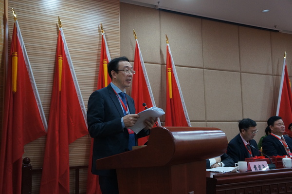 大会主席团主席、农工党厦门市委主委王焱作工作报告。（记者 照宁摄）4