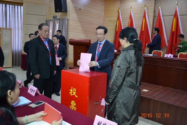 大会最终通过无记名投票等额选举方式产生新一届农工党厦门市委员会委员 39 人。5