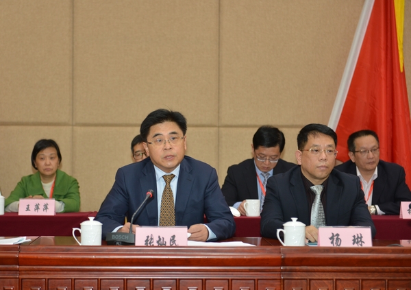 闭幕式上，厦门市委常委、厦门市委统战部部长张灿民（左）讲话。6