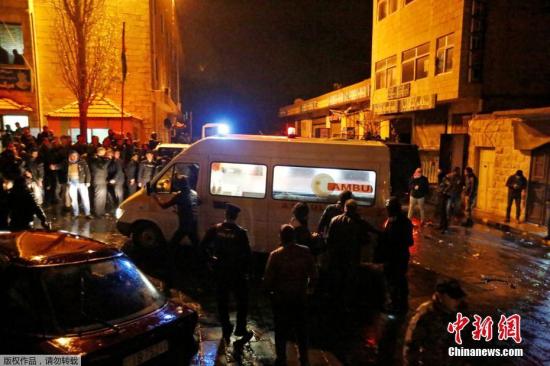 当地时间2016年12月18日，约旦卡拉克，据报道约旦南部城市卡拉克当日下午发生枪击事件，截至目前已有10人丧生。据报道，一伙身份不明的枪手袭击了当地著名景点卡拉克城堡附近的一个警察巡逻点。死者中包括6名警察、3名在现场的约旦平民以及1名加拿大游客。