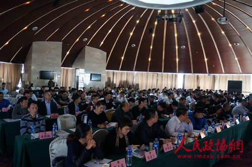 培训期间，集美区政协新一届政协委员在仔细听讲、认真记录。（记者 照宁摄）2