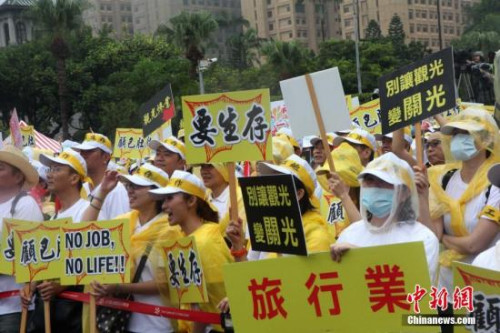 9月12日，由台湾观光旅游界自发组成的“百万观光产业自救会”，发动逾万人在台北冒雨游行，诉求“要生存、有工作，能温饱”。这是以客为尊、与人为善的台湾观光业界史上首次大规模走上街头。<a target='_blank' href='http://www.chinanews.com/'>中新社</a>记者 黄少华 摄