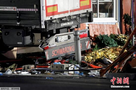 当地时间12月19日晚20时左右，德国首都柏林市中心布赖特沙伊德广场圣诞市场遭一辆货车闯入。截至当晚23时，事件已至少造成9人死亡、50余人受伤。目前，德国官方尚未给出事件定性。