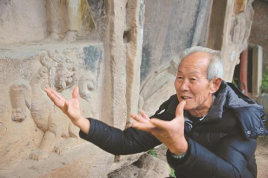 守护北周文王碑的肖太发老人