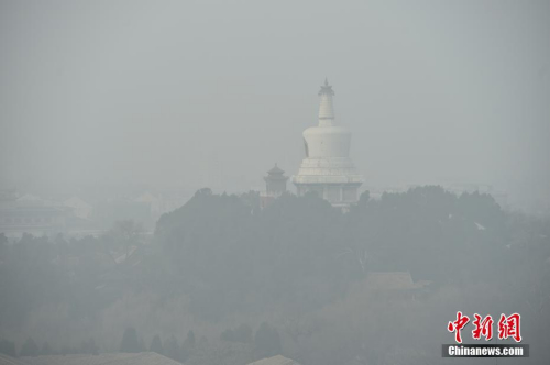 12月20日，北京大雾、霾预警双发，局地能见度不足50米，整个京城仿佛置身于“仙境”，分不清雾和霾。<a target='_blank' href='http://www.chinanews.com/' >中新网</a>记者 金硕 摄