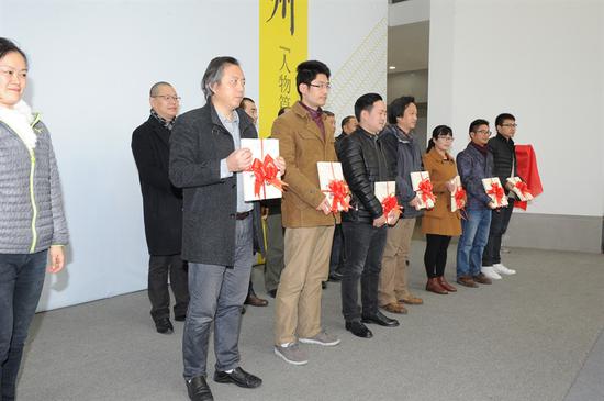 　　马国强、谌宏微先、黄骏教授、刘泉义教授、曹宝泉教授向苏州市教育局系统各美术教研室赠送双年展画册