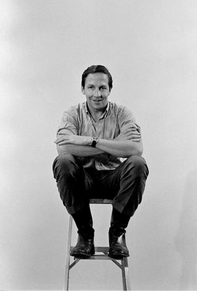 1966年，41岁的罗伯特·劳森伯格在他的工作室里。图片来源：山姆·?？耍⊿am Falk）；图片致谢：纽约时报（The New York Times）