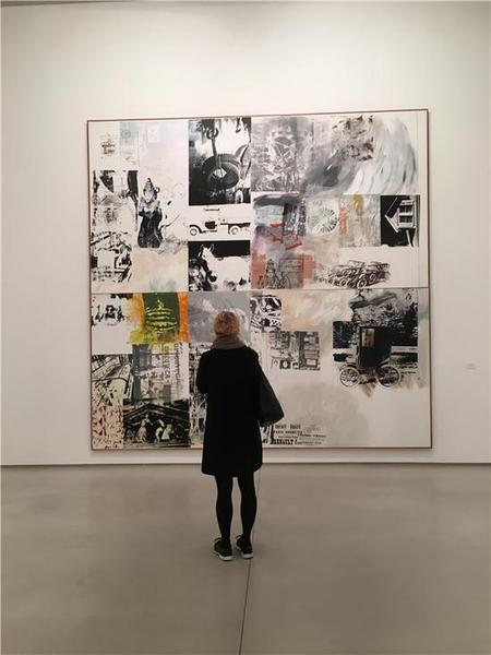 观众在达泰斯·洛巴克画廊《抢救系列：滚动（Rolling-Salvage）》前。图片来源：马丽亚；图片致谢：巴黎达泰斯·洛巴克画廊