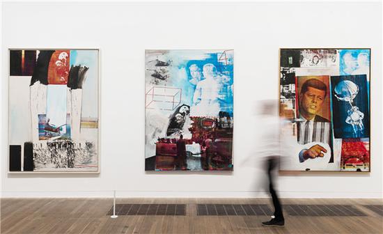 劳森伯格创作于60年代的杂志报纸拼贴丝网印刷作品在泰特当代美术馆展览现场。图片来源：泰特当代美术馆