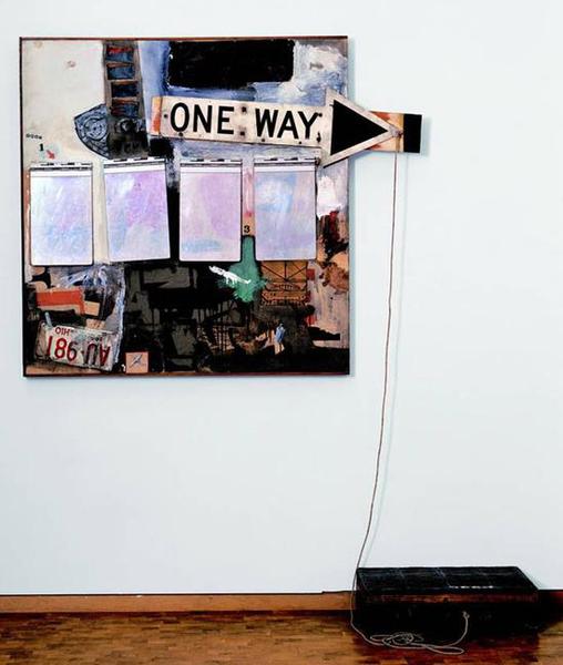 《融合系列：黑市（Black Market）》，油彩、水彩、蜡笔、印刷复制品、木头、金属，金属盒、油画布上四个记事本、绳子、橡皮图章、印泥等，1961年。图片致谢：罗伯特·劳森伯格基金会