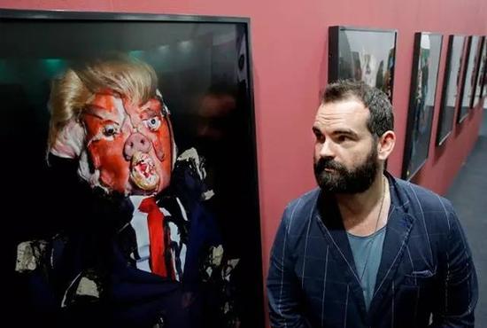 2016年3月23日，香港巴塞尔艺术展，英国艺术家 James Ostrer 与其作品《自我系统》。该作品是由猪鼻子和羊眼睛等材料做成的。