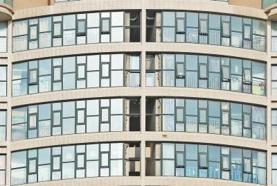 郑州一小区业主不听劝阻 25楼建起“空中楼阁”