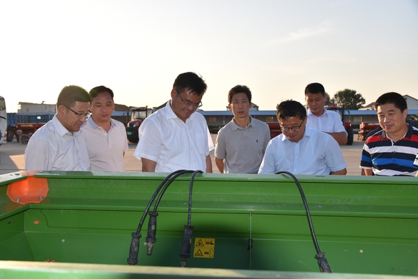 工作队广泛联系群众走访农户