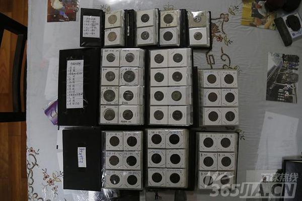 章克清老人回忆说，上世纪80年代，偶然读到一篇文章，讲述中国古钱币流失的非常可惜。于是，他便开启了自己的收钱之旅，当时，他每月工资只有100多 元，而一枚古币动辄20多元。图为章克清老人收藏的部分古钱币，为了能保存好这些古币，老人为每一个钱币量身制作了?；ね庖拢⒈曜⒑檬奔浜屠丛?。