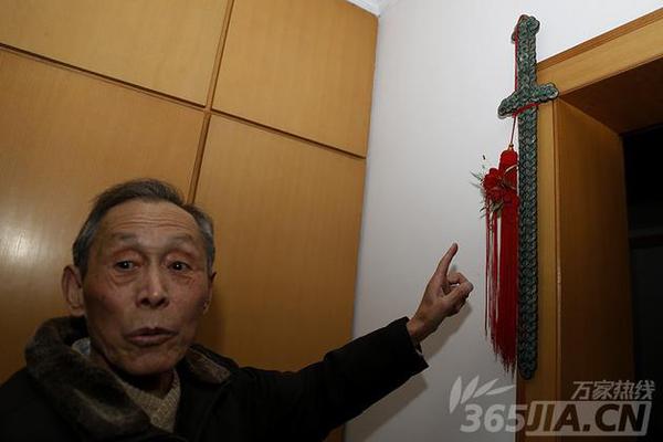 章克清老人家里放满了各个朝代的古钱币，架子上和柜子里都堆放着被罗列整齐的钱币，就连墙上都悬挂着由唐朝时期古钱串制成的“宝剑”。