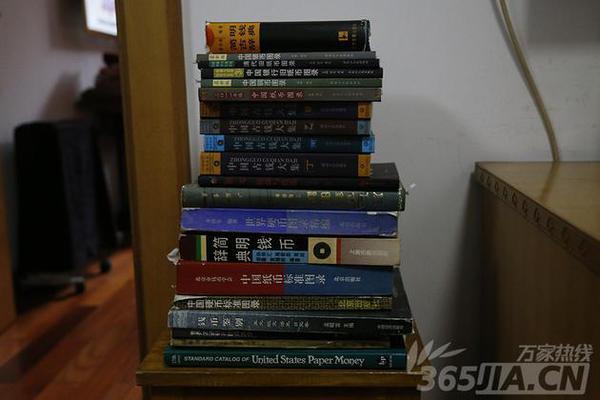 为了能够清楚的掌握自己收藏的钱币的来源、真假，老人还买了很多关于研究钱币的资料。