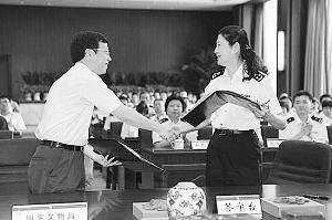 北京海关向北京市文物局移交罚没文物现场。