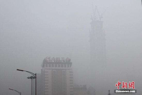 12月20日，北京CBD高楼在雾霾笼罩下若隐若现。<a target='_blank' href='http://www.chinanews.com/'>中新社</a>记者 富田 摄