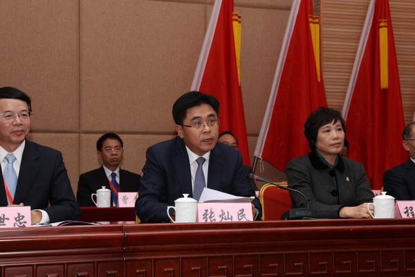 闭幕式上，厦门市委常委、市委统战部部长张灿民（中）讲话。（记者 照宁摄）6