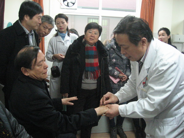 二、陕西省卫生计生委副主任陈昭（左）于调研现场亲身体验碑林区东关南街社区医院医生的针灸技艺。人民政协网记者  张春莉