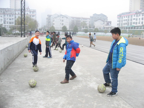 四、西乡县城北小学健康成长的孩子们（图一）。 人民政协网记者  张春莉  摄