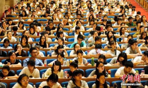 资料图：7月19日，3000多名学子聚集济南的山东会堂参加考研培训班，备战考研。<a target='_blank' href='http://www.chinanews.com/'>中新社</a>记者 张勇 摄